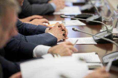 Hands on desks in Congress